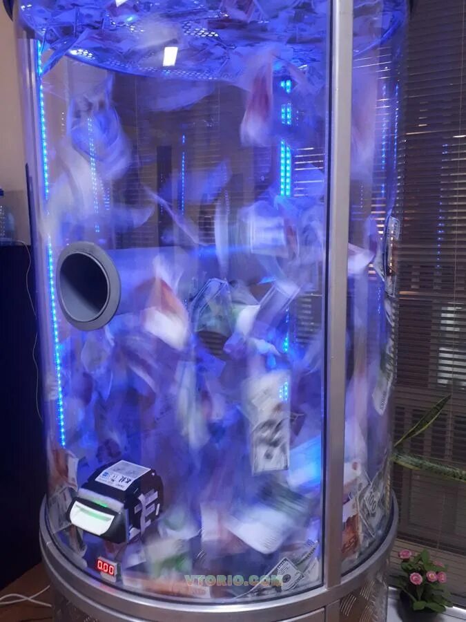 денежная кабина аттракцион. игровой автомат с летающими деньгами. автомат с летающими деньгами. автомат с летающими деньгами. аттракцион летающие деньги.