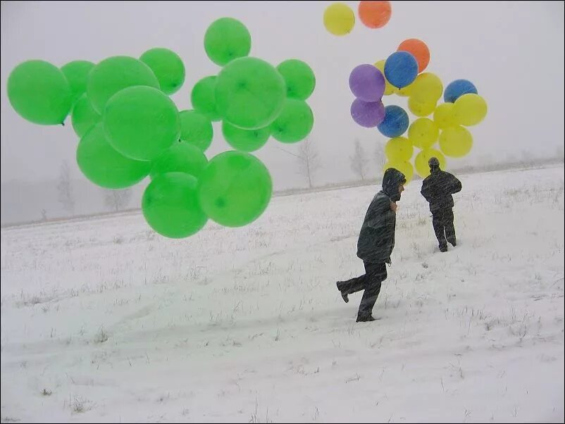 Сколько поднимает воздушный шарик. Шары зимой. Воздушные шары зима. Воздушные шарики на снегу. Человек с шарами.