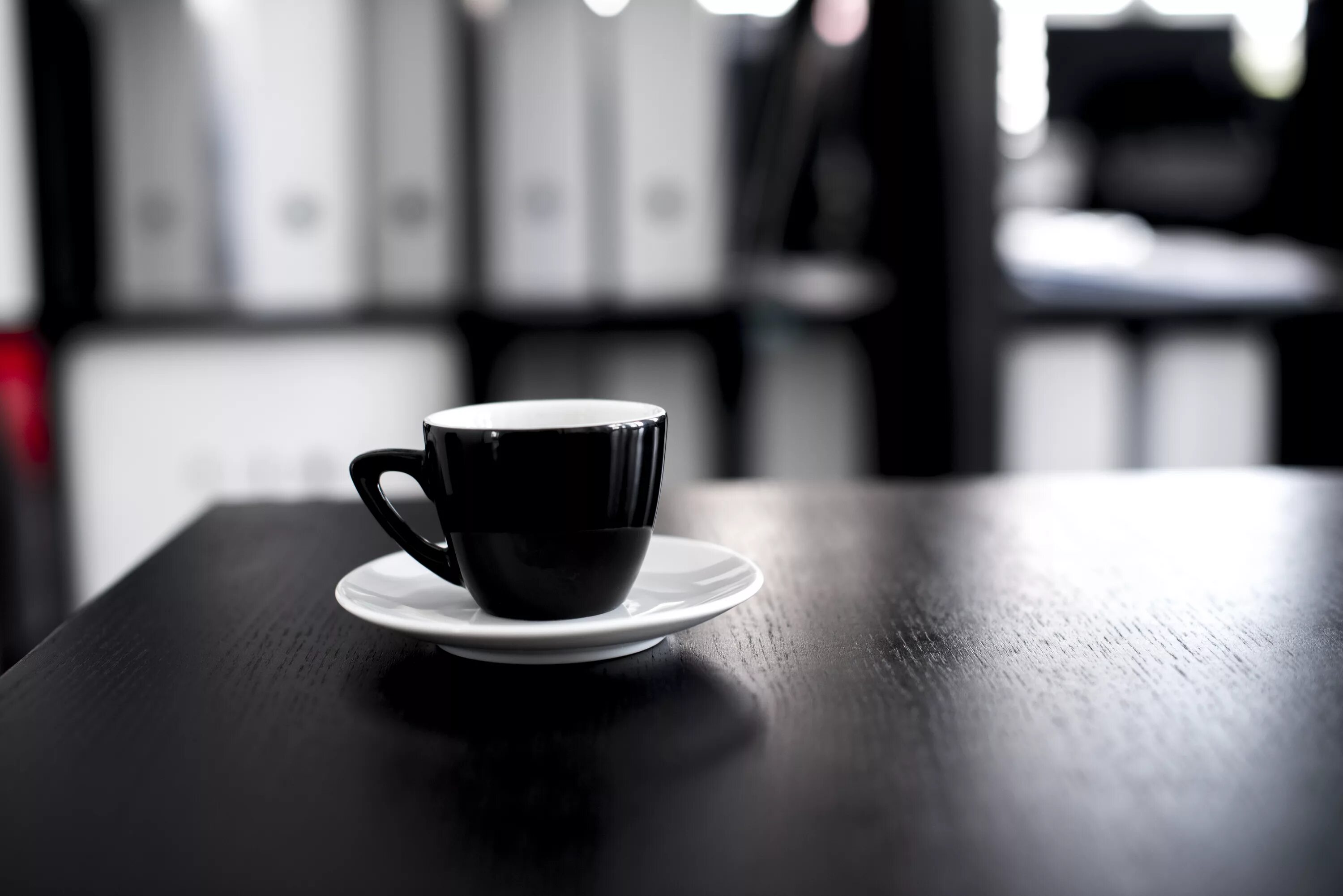 На столе стоят 20 кружек с кофе. Чашка кофе. Чашка "на стол". Кофе на столе. Кружка кофе на столе.
