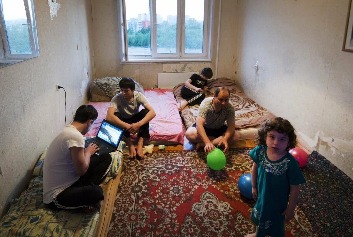 Семью мигрантов. Таджики в квартире. Комната таджиков. Мигранты в квартире. Семья мигрантов в России.