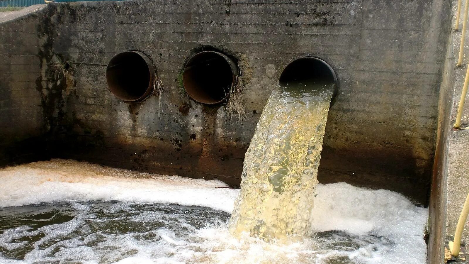 Сброс отходов в воду. Сточные воды. Канализация и сточные воды. Производственные сточные воды. Сточные воды загрязнение.