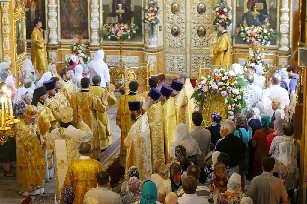 Богослужения в св. Храм Всехсвятский на Соколе богослужение. Богослужение в день Георгия Победоносца. Праздник всех святых Всехсвятский. Картинка на престольный праздник день всех святых.