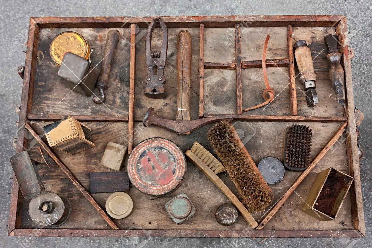 Старинный инструмент сапожника. Ящик для инструментов сапожника. Инструмент для обуви старинный. Ящик для инструментов сапожника. Старинный ящик для инструментов деревянный.