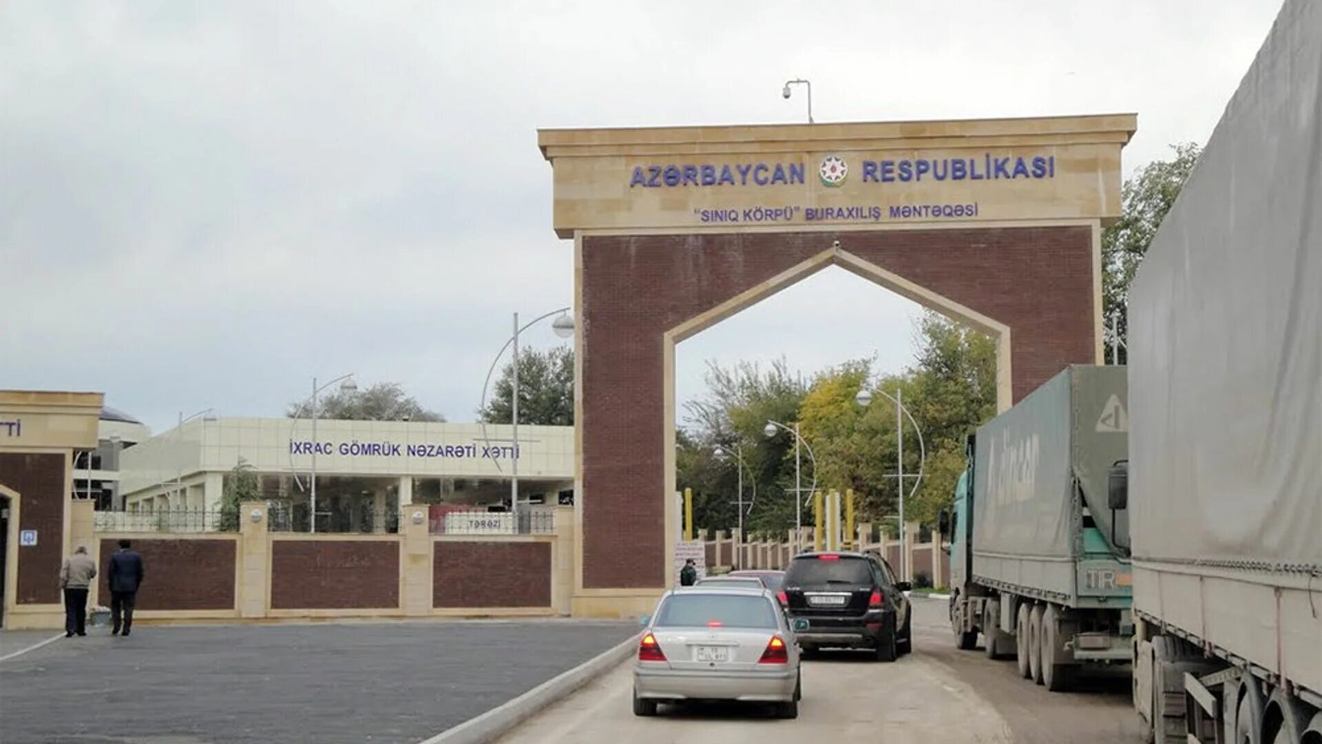 Сухопутная граница с азербайджаном сегодня. Красный мост Грузия Азербайджан таможня. Грузино Азербайджанская граница. Российско-Азербайджанская граница границы. Азербайджано-Грузинская граница.