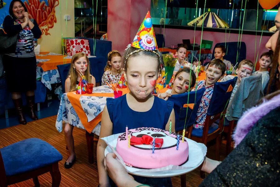Где отпраздновать хабаровске отпраздновать. Празднование дня рождения ребенка. Детское кафе для дня рождения. Детский праздник в кафе. Празднование дня рождения в кафе.