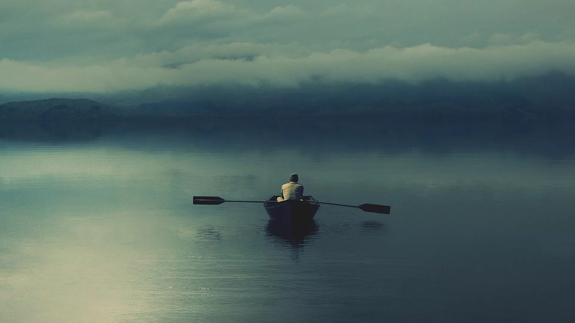 Вдали плывет. Человек в лодке. Одинокий человек в лодке. Это одиночество. Одинокая лодка в океане.