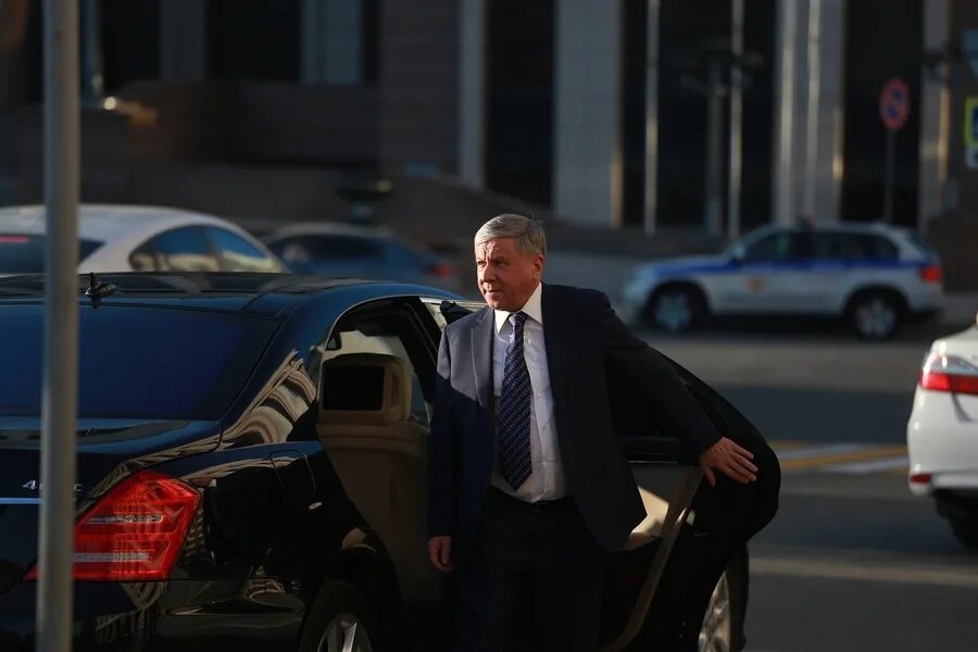 Следующие 50 лет. Женщина 50 лет с книгой. Августа михайловна малых 1913г. Краткая история будущего. Книга как обмануть старость.