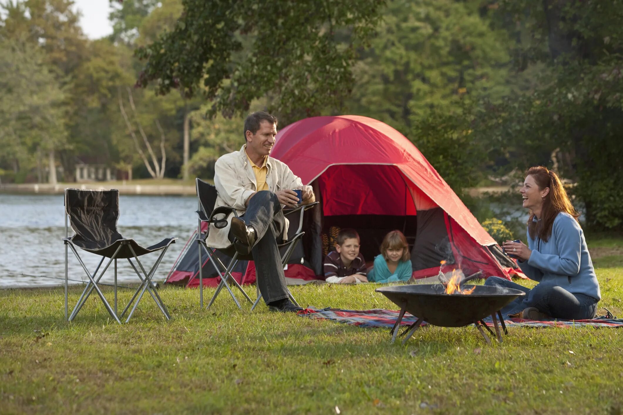 Camping with dad. Палатка на природе. Отдыхаем на природе. Пикник с семьей на природе. Пикник на природе с палатками.
