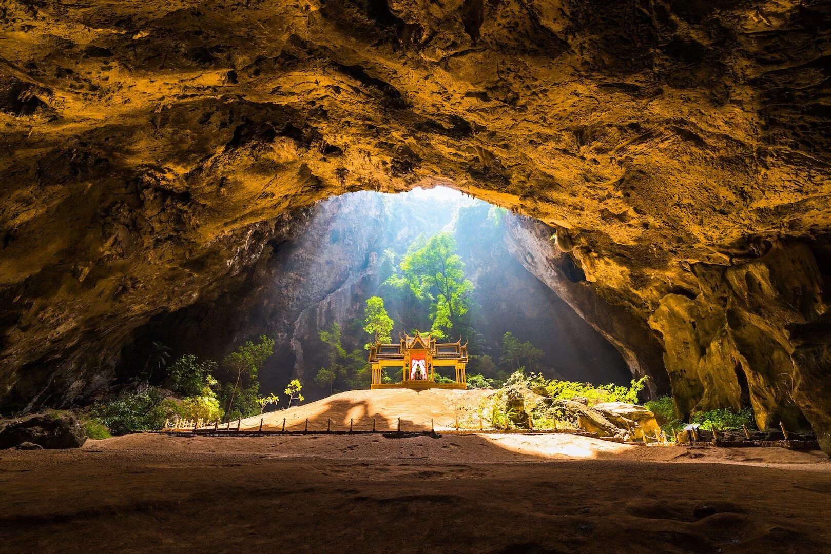 Cave v. Пещера Прайя Накхон. Пещера Пхрая након Таиланд. Пещера Шондонг. Королевской пещеры Phraya Nakhon.