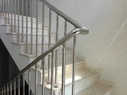 Вертикальный элемент под перилами лестницы