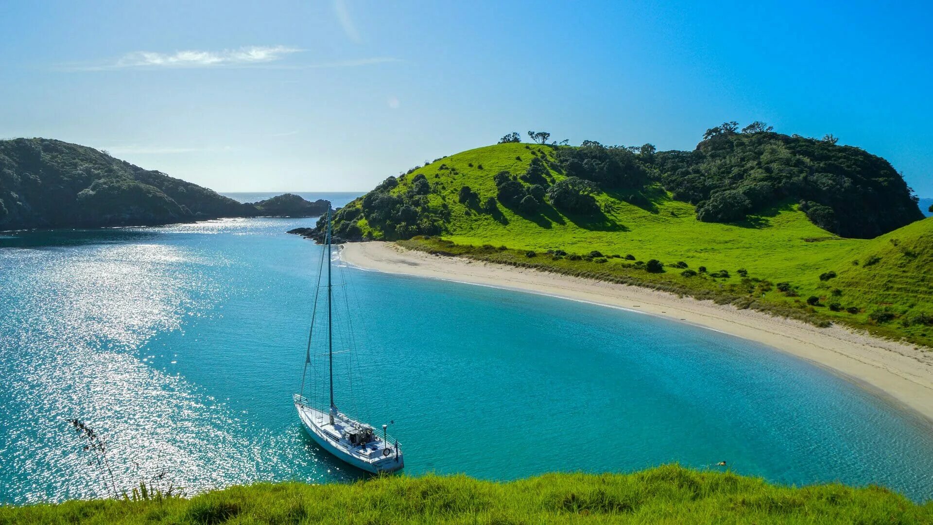 New zealand two islands. Paihia новая Зеландия. Залив островов новая Зеландия. Острова Баунти новая Зеландия. Лагуна в бухте островов новая Зеландия.