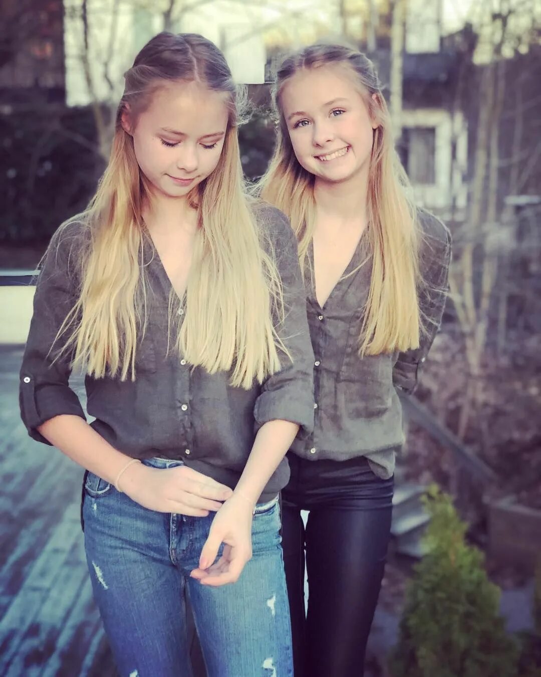 Подружки 12 лет. Iza and elle. Iza elle близняшки. Девушки Близнецы. Красивые близняшки.