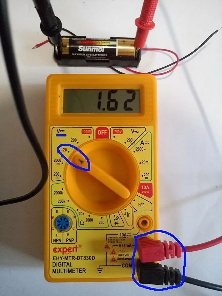 Мультиметр dt-83. Мультиметр dt-830. Измерение тока и напряжения мультиметром 220 вольт. Режим измерения тока. Мультиметр измерение напряжения 12 вольт.