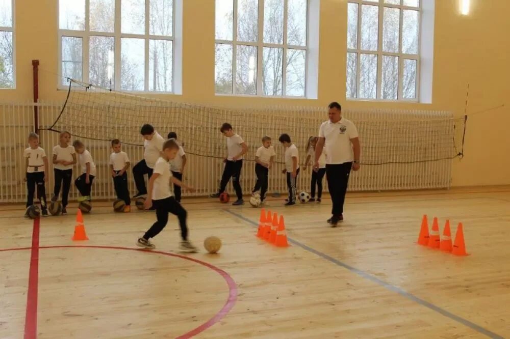 Футбол в школе нижегородской области. Спортзал в школе. Каспийске открыли новый спортивный зал. Школа 68 спортзал. Спортзал девятая школа Новочебоксарск.