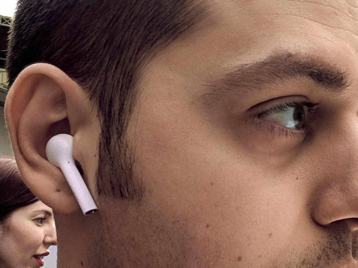 Можно ли беспроводные. Айрподс Хуавей. Huawei AIRPODS. Huawei freebuds 3 Pro на ухе. Беспроводные наушники Huawei freebuds 3 в ушах.