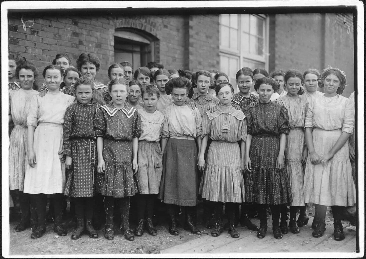 Четверо работниц. Работницы на ткацкой фабрике 19 век Англия. Ткацкая фабрика Великобритания 19 век. Льюис Хайн девочка на ткацкой фабрике. Работницы льняной фабрики 1900 год.