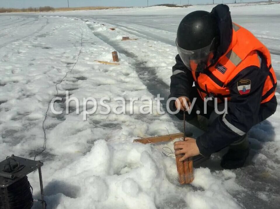 Разрушить лед. Взрывают лед на реке. Взрывные работы на реках. Взрыв льда на реке. Подрыв льда на реках.