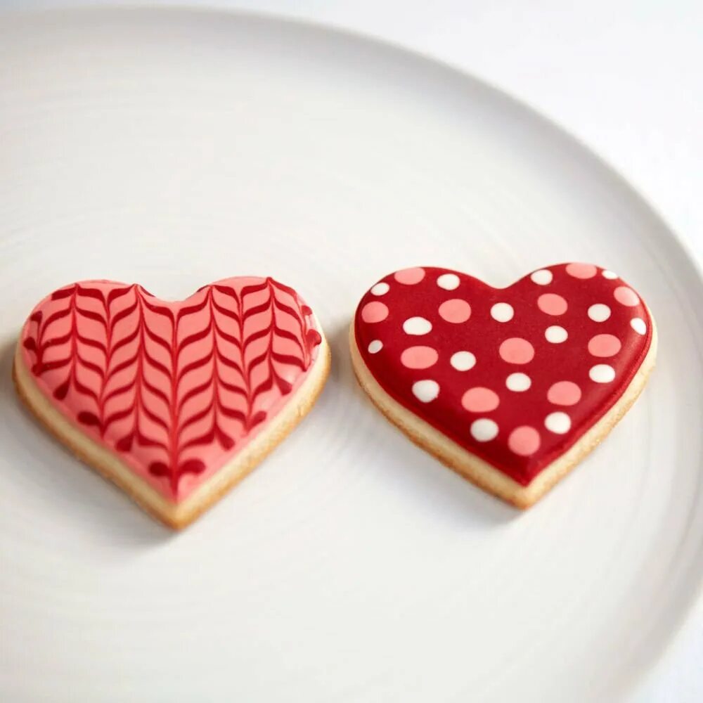 Двумя печеньями. Печенье сердечки. Печенье в виде сердечек. Печенье чераички. Песочное печенье с глазурью.