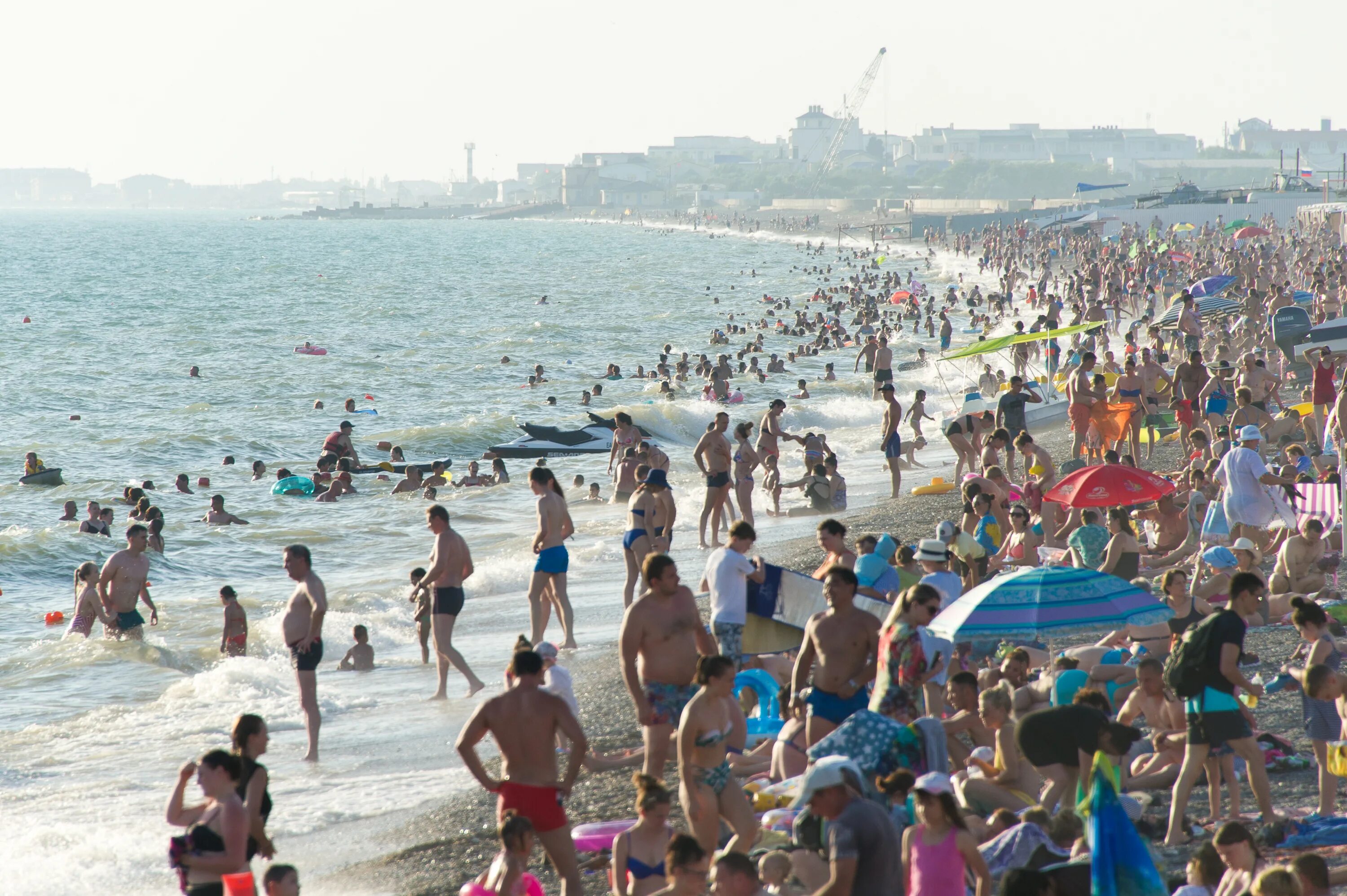 Крымский пляж. Крым пляж общественный. Туристы на пляже в Крыму. Пляж Крыма 2020. Стоит ли ехать отдыхать в 2024 году