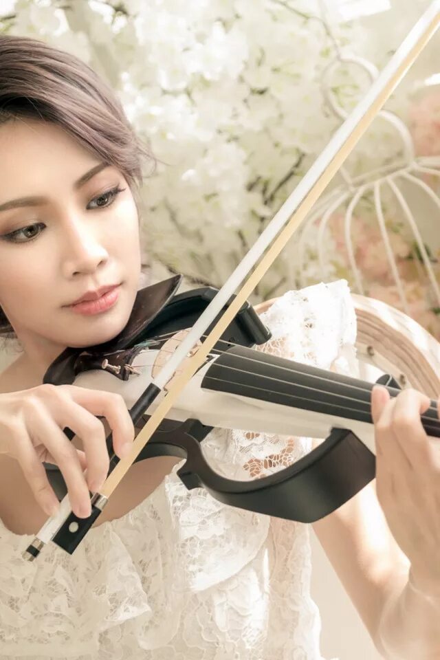 Скрипка красивая музыка слушать. Скрипка. Корейские девушки со скрипкой. Девушка на электроскрипке. Электроскрипка красивая.