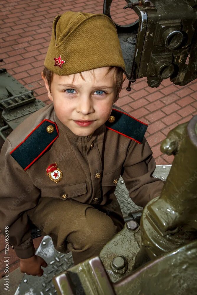 Мальчик в форме. Мальчишки в военной форме. Школьники в военной форме. Мальчик в форме фото. Мальчик в форме фото.