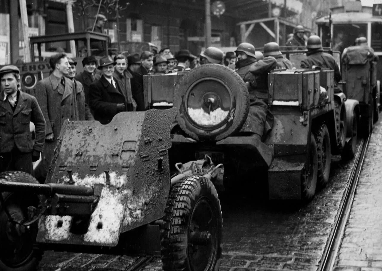 Чехословакия во второй мировой. Польская оккупация Чехословакии 1938. Германская оккупация Чехии 1939. Танковый завод в Чехии 1939. Прага 1939 год.