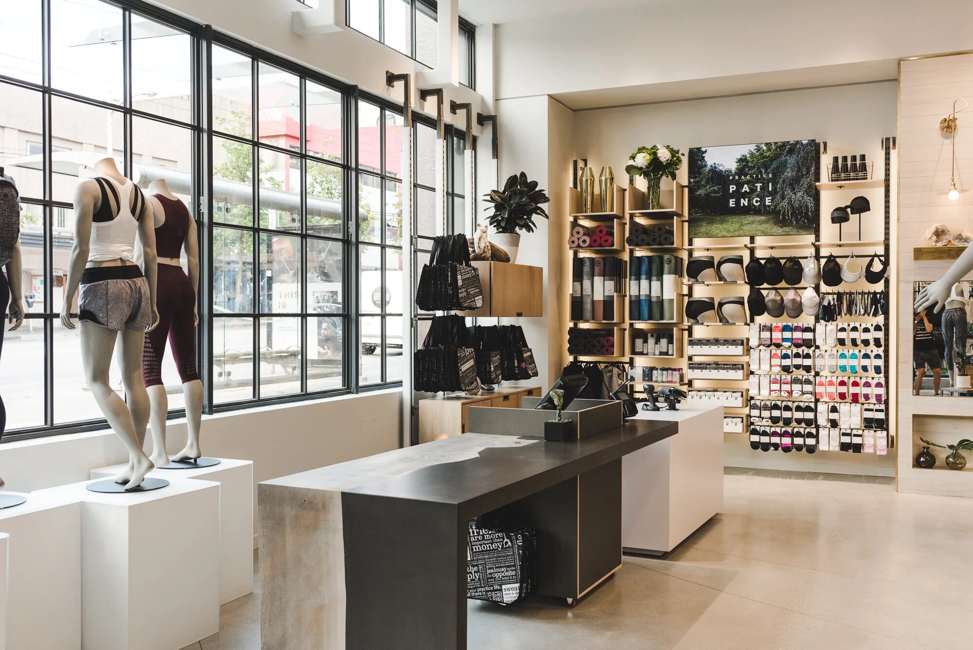 Магазин b c. Lululemon. магазине лулулемон. офис lululemon. lulemon бренд.