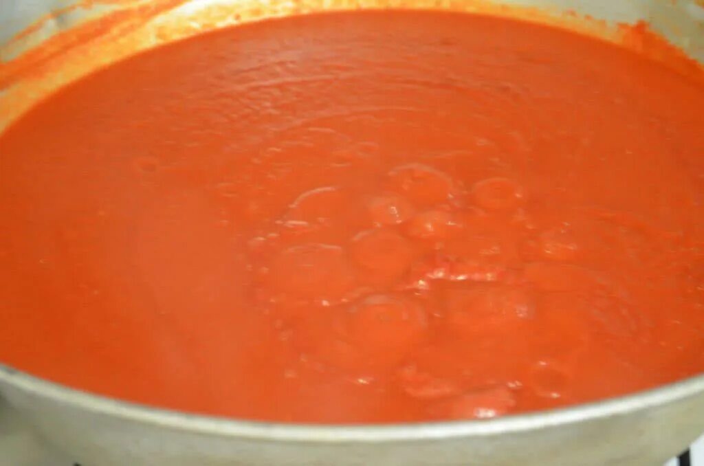 Рецепт густого кетчупа из помидор. Кетчуп из 2018 года помидор. Кетчуп из помидоров на зиму рецепты густой без яблок. Как сделать кетчуп из помидоров с яблоками. Кетчуп из моркови покупной.