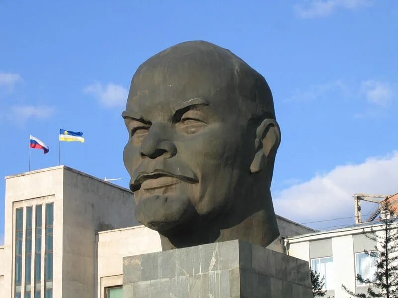 Ленин в улан. Памятник Ленину (Улан-Удэ). Голова Ленина в Улан-Удэ. Памятник Ленину в г Улан-Удэ. Монумент в Улан-Удэ голова Ленина.