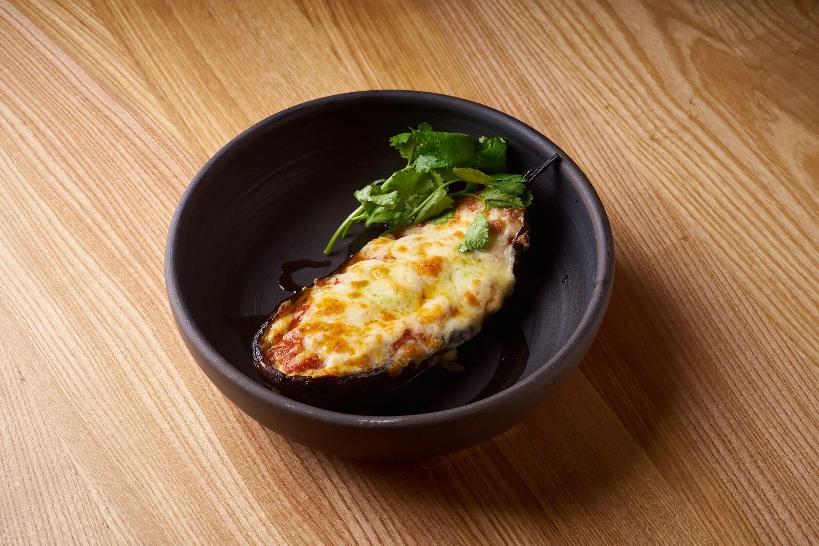 сулугуни с помидорами на кеци. хачапури на кеци. кеци грузинская. блюда с сулугуни рецепты. кеци.