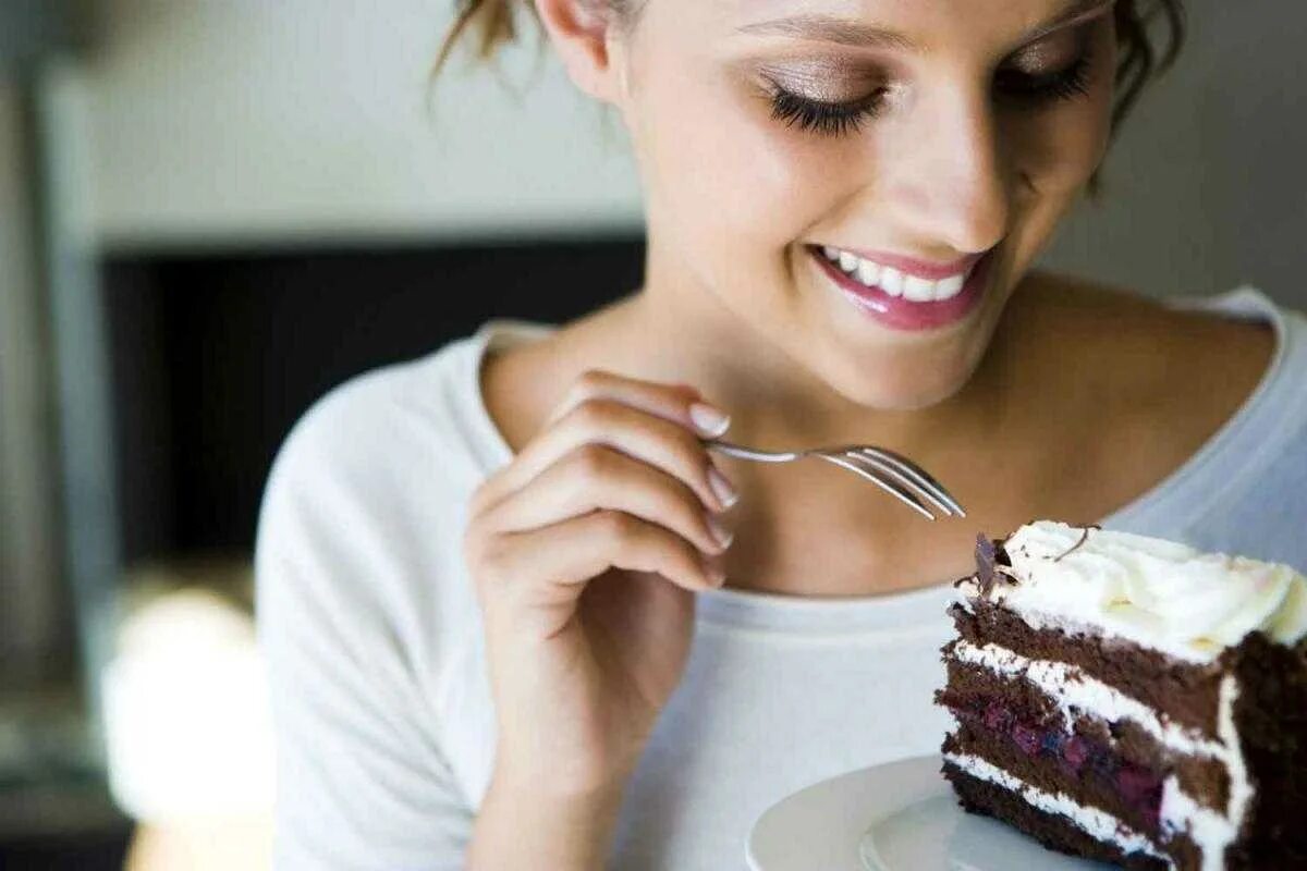 Женщина десерт. Девушка с десертом. Человек ест сладкое. Женщина и сладости. Где едят сладкое