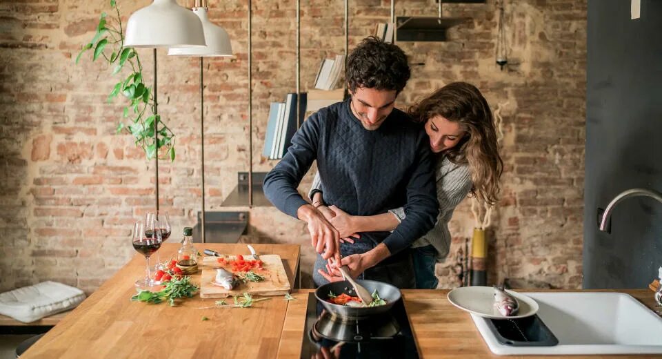 Cook dinner предложение. Мужчина и женщина на кухне. Мужчина и женщина в квартире. Совместный быт. Мужчина и женщина готовят вместе.