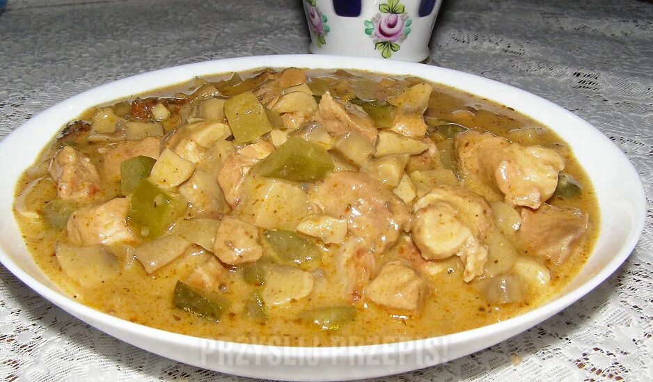 Гуляш с солеными огурцами. Гуляш с огурцами с подливкой. Жареная шейка свиная с луком на сковороде. Гуляш с огурцами с подливкой. Гуляш с соленым огурчиком.