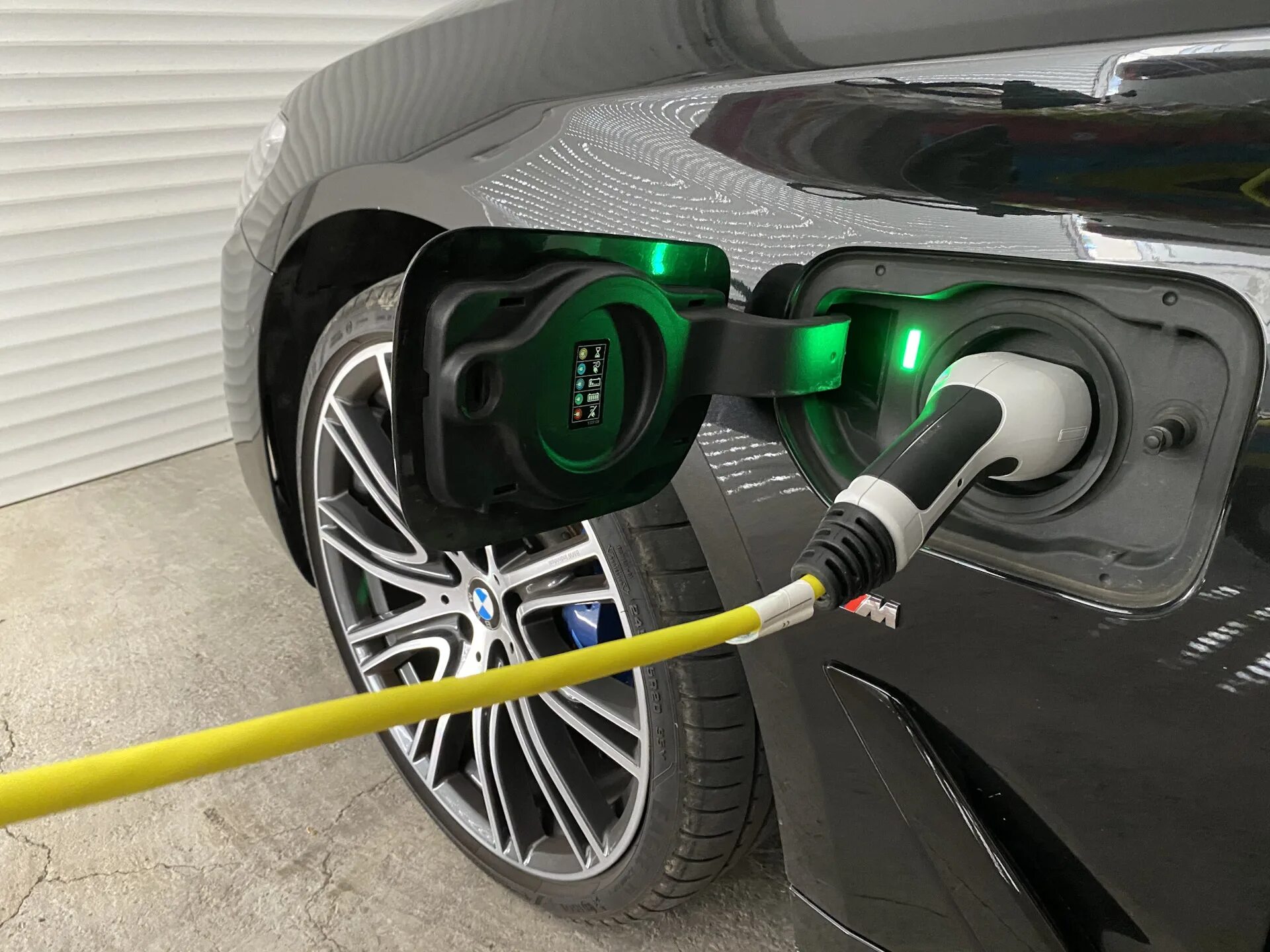 Подзаряжаемый гибрид. BMW 530 Plug in Hybrid. Зарядка для электромобиля BMW. Зарядные Порты электромобилей. Зарядка для электромобиля в гараже.