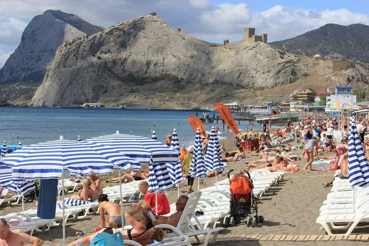 Крым сколько отдыхающих. Форвард Судак пляж. Пляжи судака, Юго-Восточный Крым. Отель Гранд Судак пляж. Судак пляжи 2021.