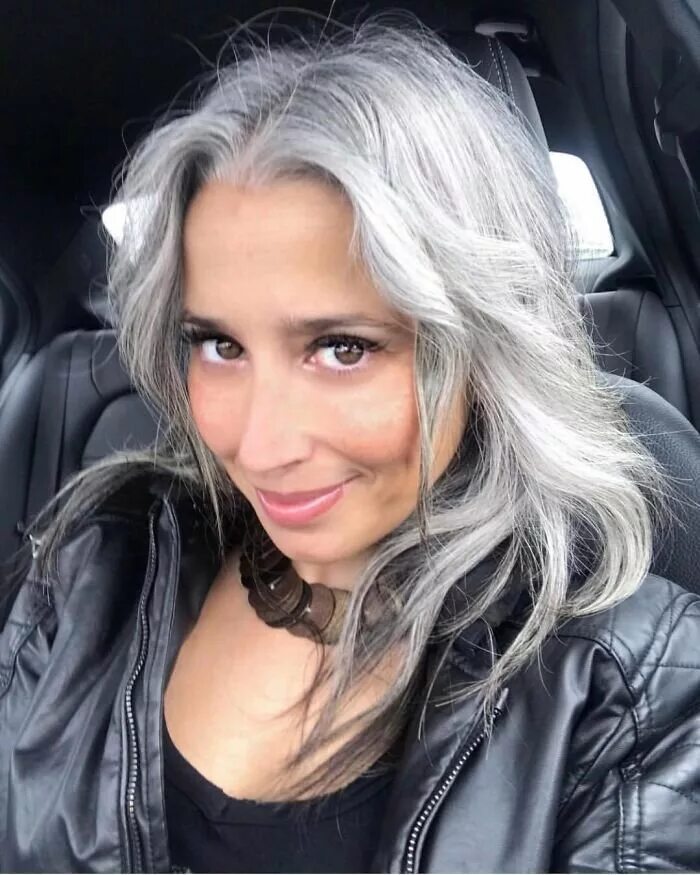 Чуть седой. Дафна Хикс Grey hair. Седовласые модели. Седина у женщин.