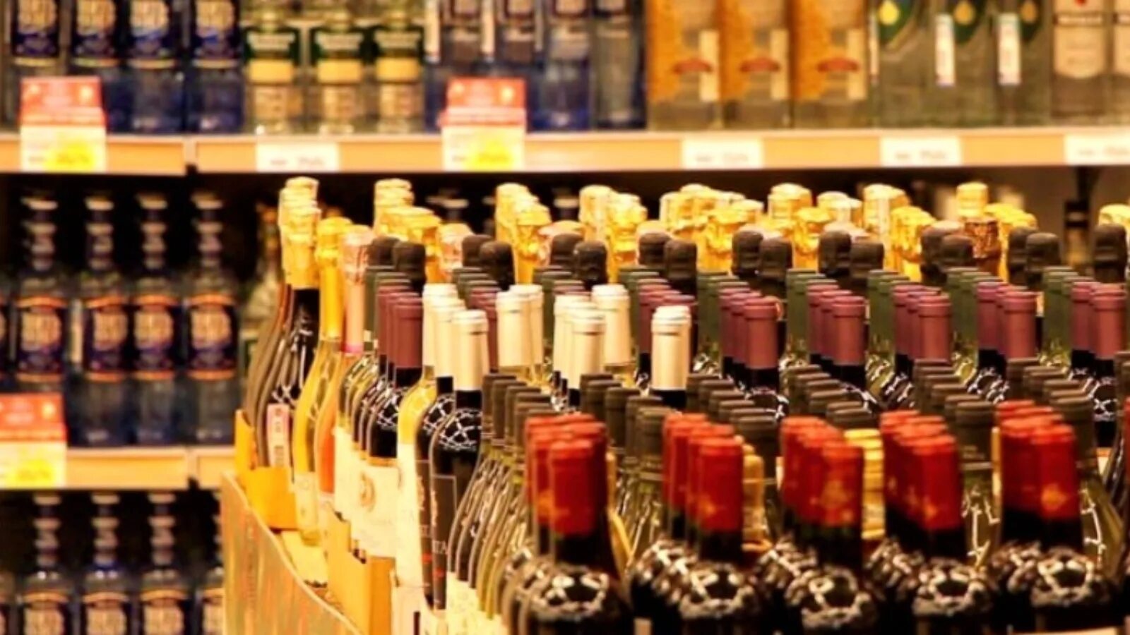 Витрина с алкоголем. Винная продукция. Out алкоголь. Оптово розничный алкогольный. Винный магазин.