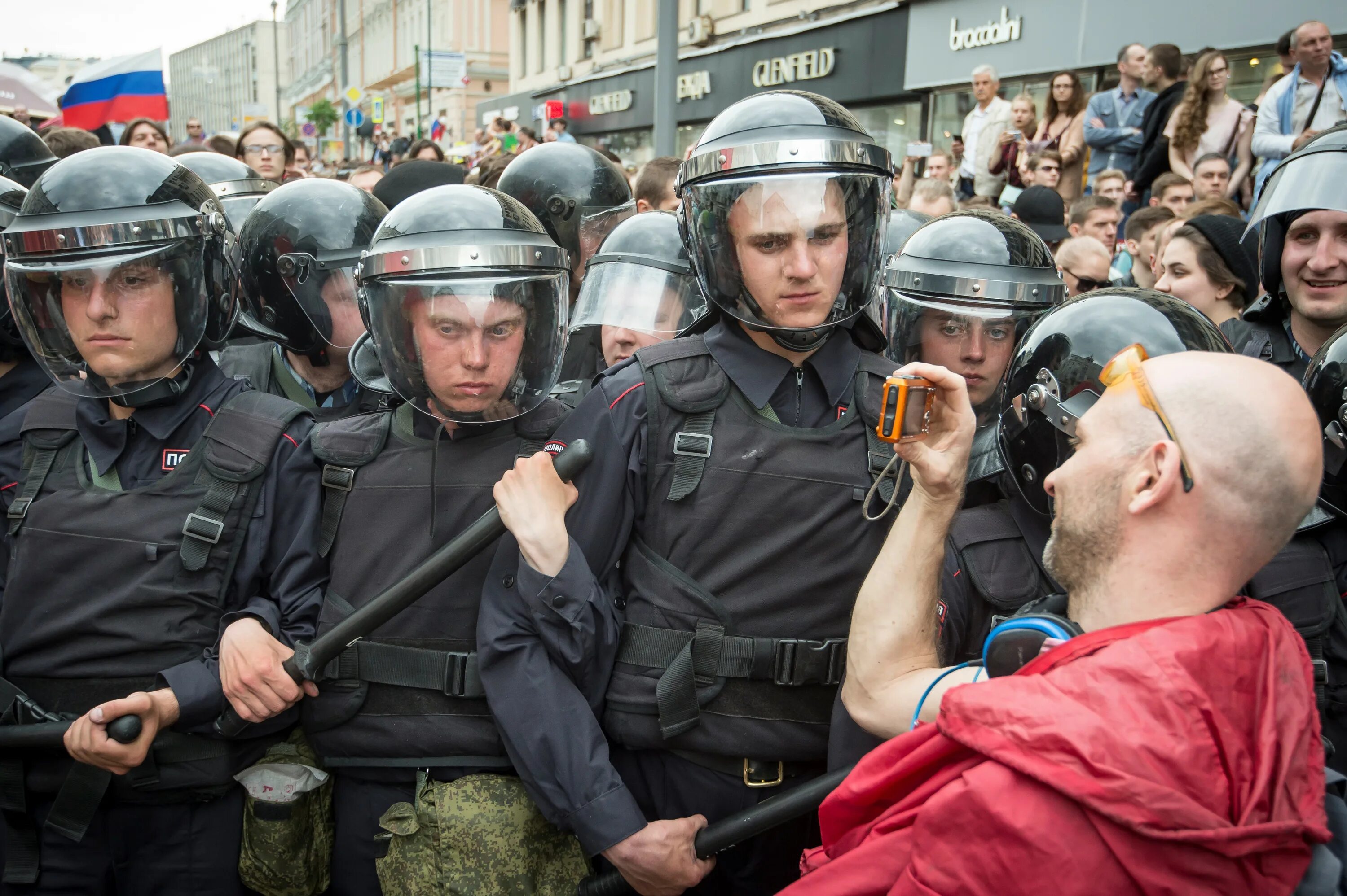 Разгон демонстрантов в России. Сотрудники на митинге