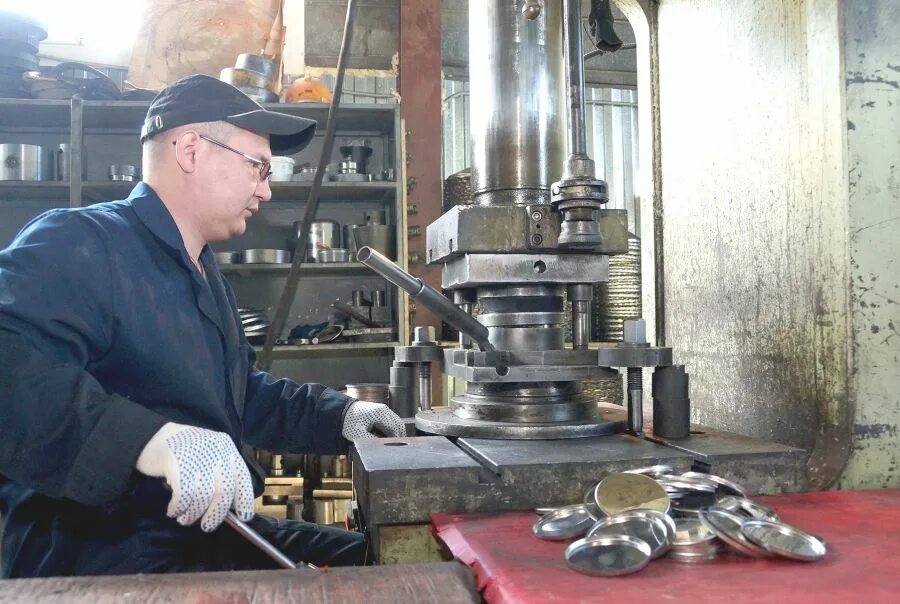 женские профессии. тяжелый труд на заводе. тяжелейший труд 7. первичная профсоюзная организация воткинский завод. физический труд картинки.