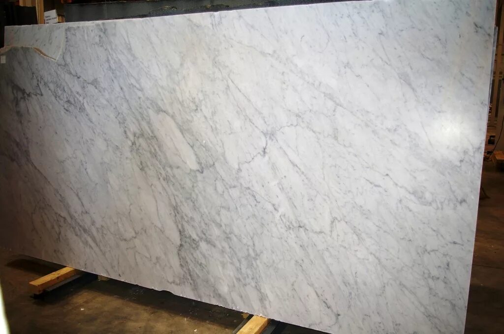 Carrara 2. Мрамор бьянко каррара. bianco carrara мрамор слэб. бьянко каррара слэб. камень бьянко каррара.