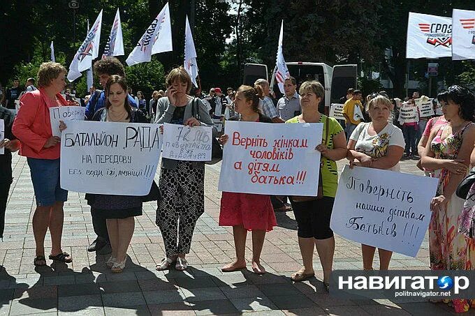 Митинг матерей. Митинг матерей солдат. Митинг матерей Солдатов. Митинг матери