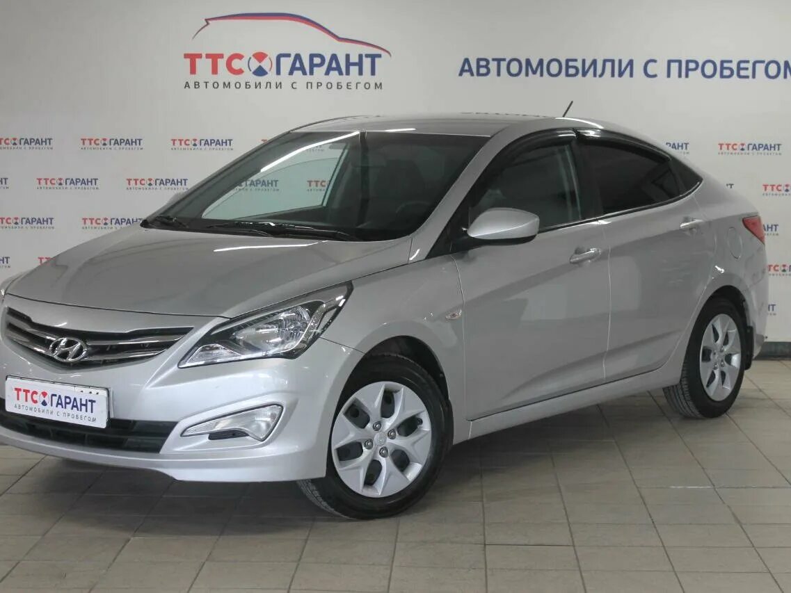 Продажа хендай в россии. Hyundai Solaris 2015 1.4 at. Хендай Солярис 2014 1.6 механика. Hyundai Solaris 2015 Рестайлинг автомат. Hyundai Solaris 2015 1.4 at хэтчбек серый.