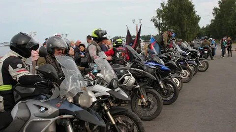 Первый 10 с мотоциклист