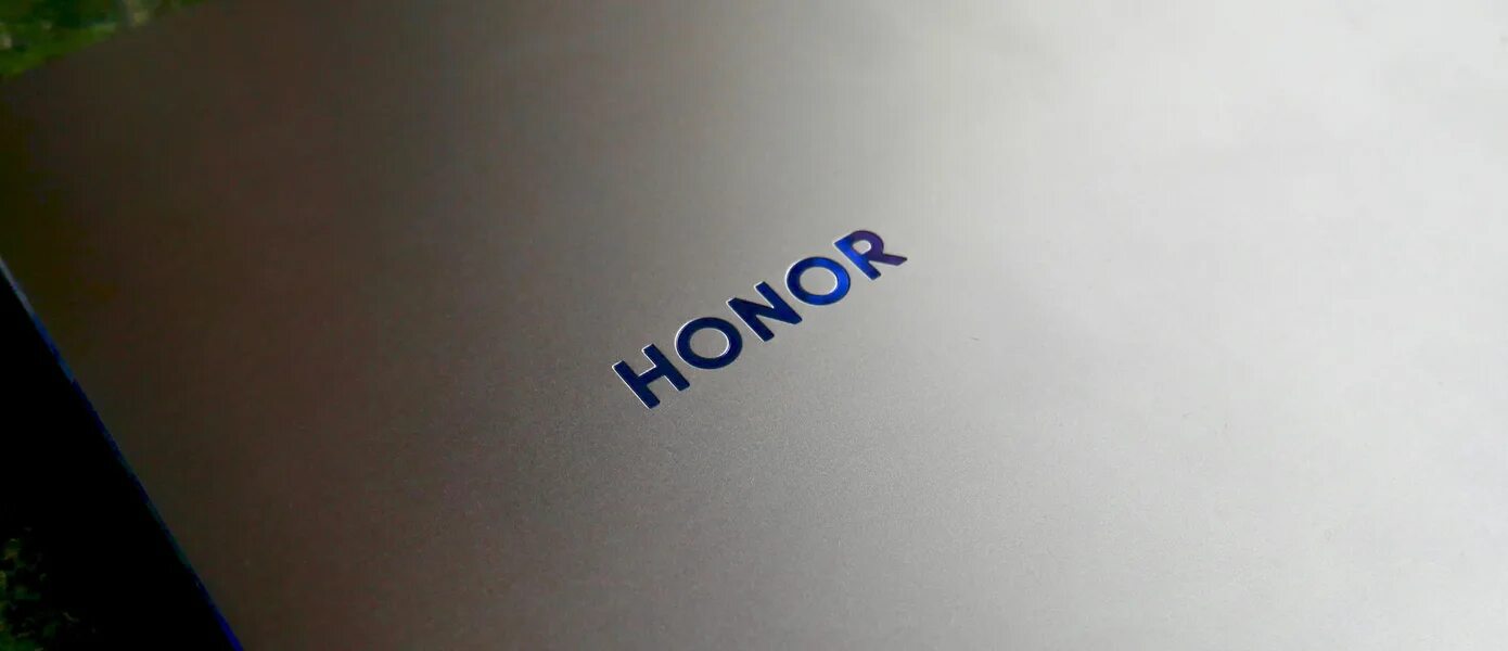 Хонор стал черно белым. Honor логотип. Ноутбук хонор логотип. Хонор с логотипом фирмы. Обои с логотипом Honor.
