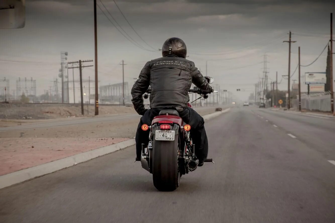 Harley Davidson Breakout 2022. Харлей Дэвидсон на дороге. Мотоциклист на Харлей Дэвидсон. Harley Davidson Breakout 2023.