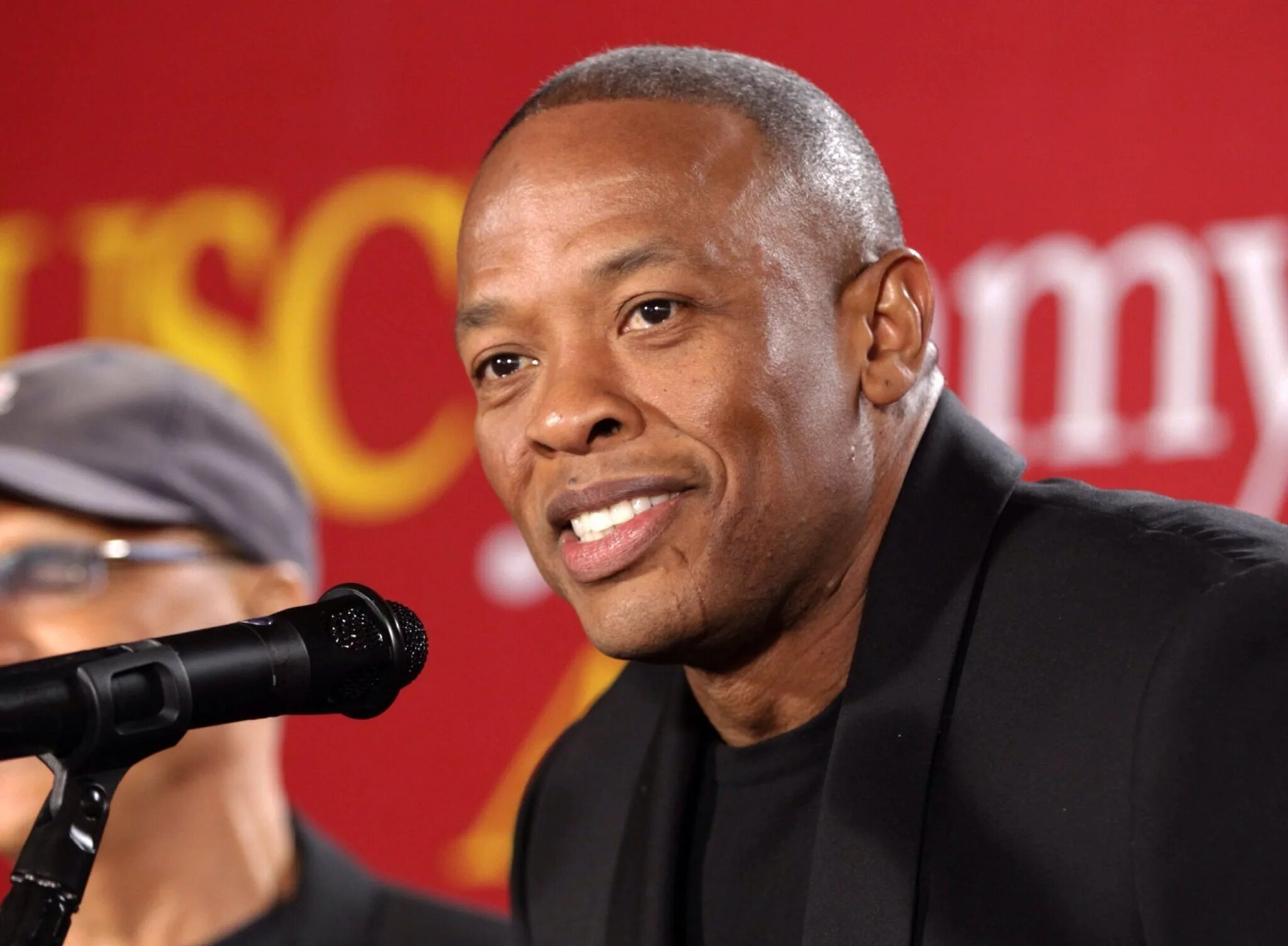 Рэпер доктор. Рэпер доктор дре. dr dre сейчас. доктор дре фото.