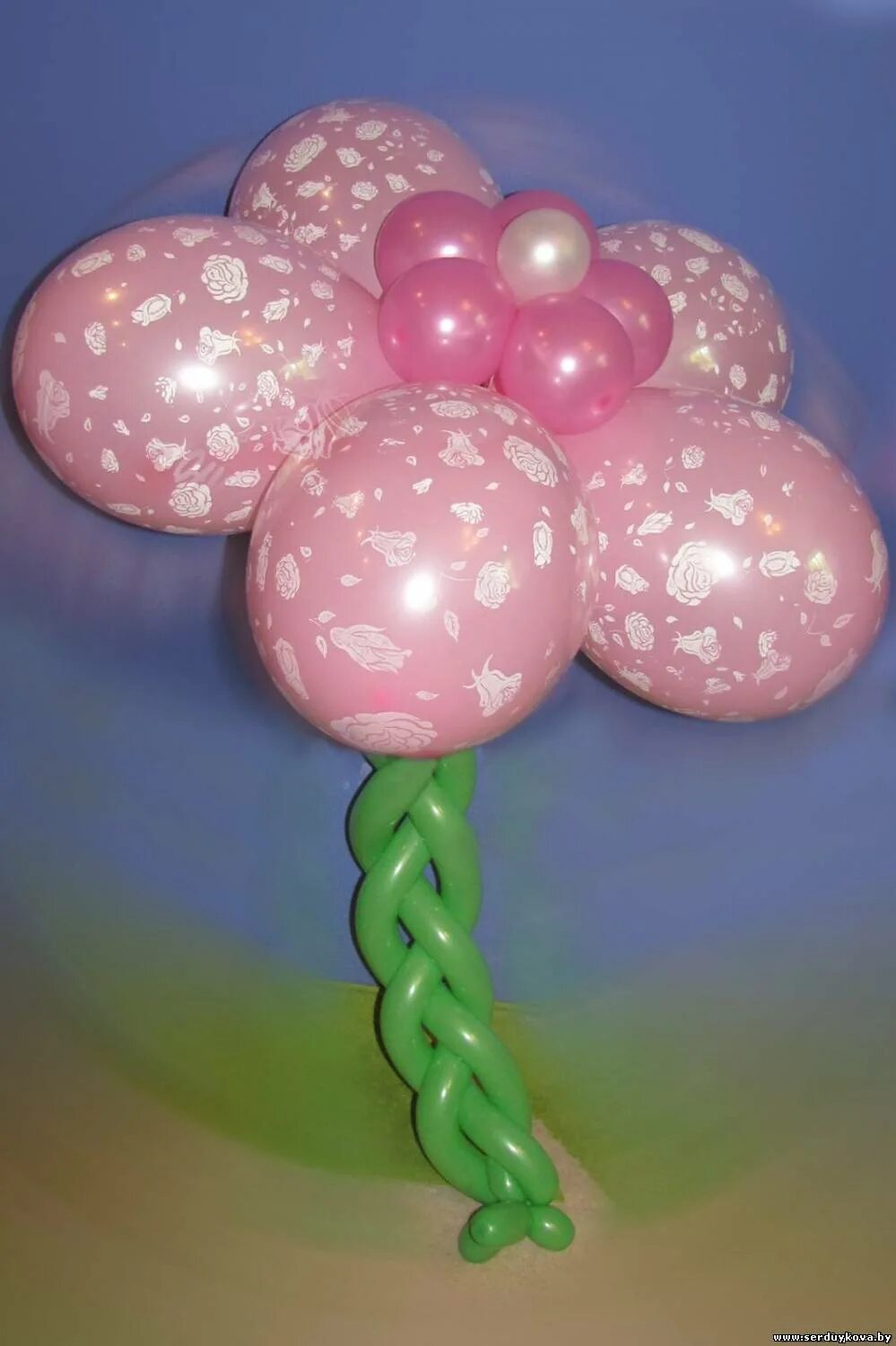 игрушки из надувных шариков. цветочки из шариков. фигуры из воздушных шаров. что можно сделать из шарика круглого. фигуры из воздушных шаров.
