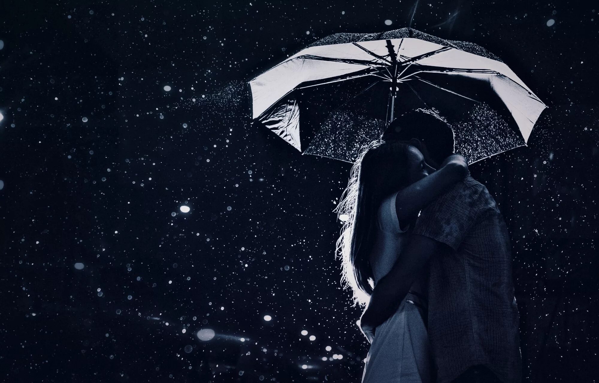 Песня дождь и двое в путь. Парень и девушка под зонтом. Влюбленные под дождем. Влюбленные под зонтом. Мужчина с зонтом.
