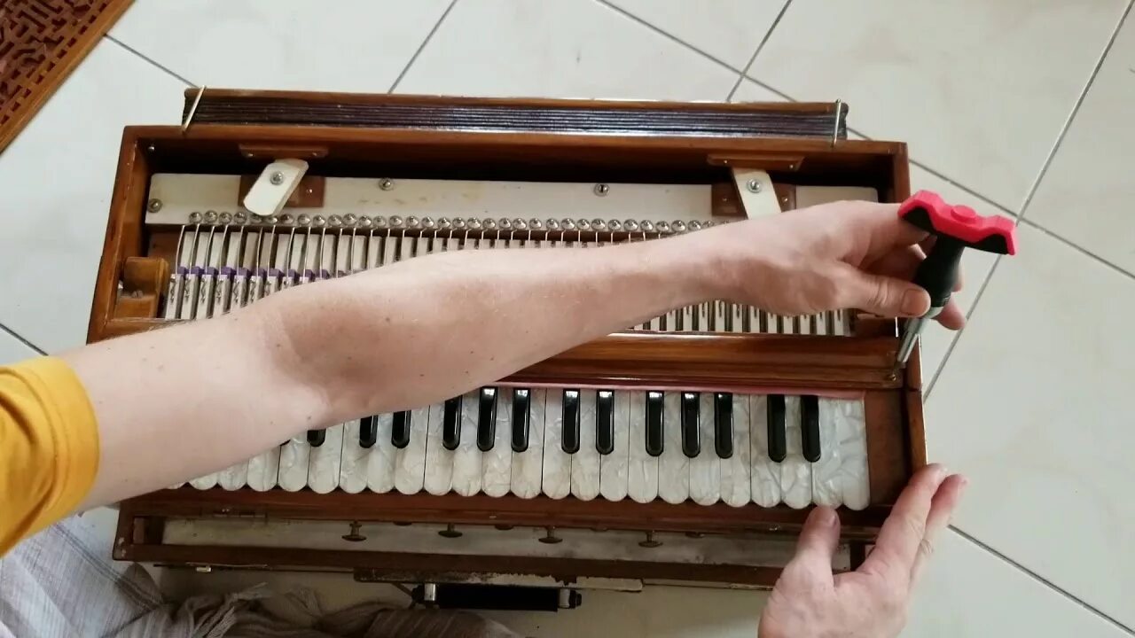 Синтезатор yamaha psr 620. Западает клавиша пианино. Yamaha ydp 131. Западают клавиши на баяне. Цифры и буквы на пианино.