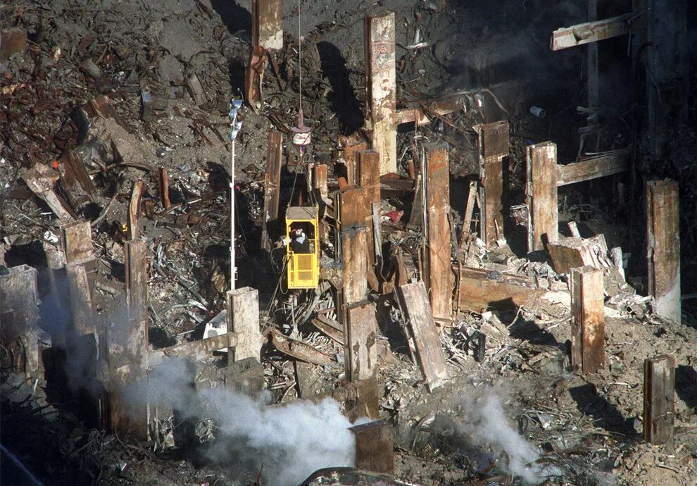 2001 год 18 декабря. Башни-Близнецы 11 сентября 2001. Обломки ВТЦ 11 сентября. WTC 9/11 балки. Разбор завалов ВТЦ 11 сентября.